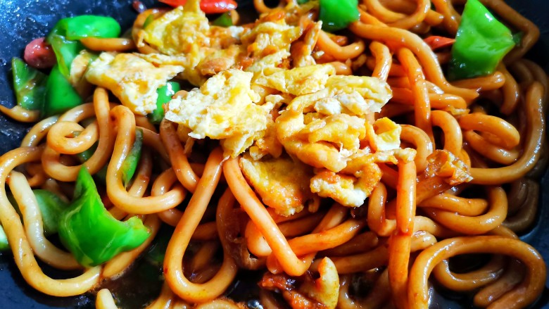鸡蛋炒乌冬面,加入鸡蛋炒匀,