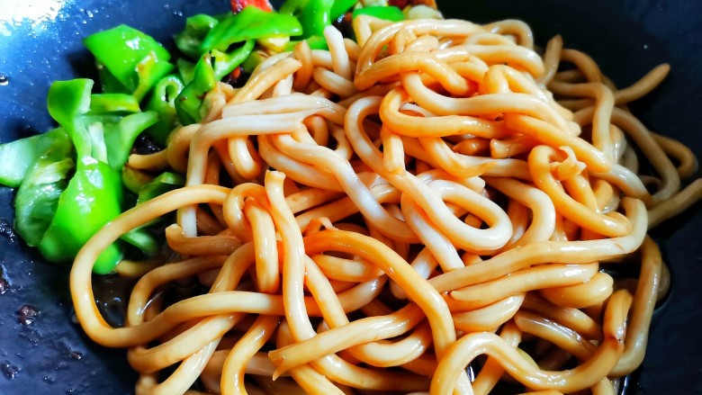 鸡蛋炒乌冬面,放入乌冬面,