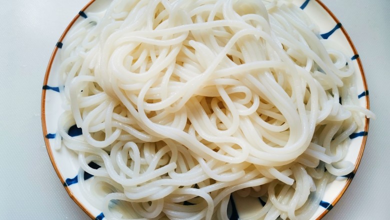 三鲜米线,捞出过凉,