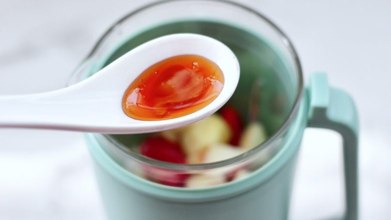 苹果番茄奶昔,倒入<a style='color:red;display:inline-block;' href='/shicai/ 865'>蜂蜜</a>,不要超过水位线哟。