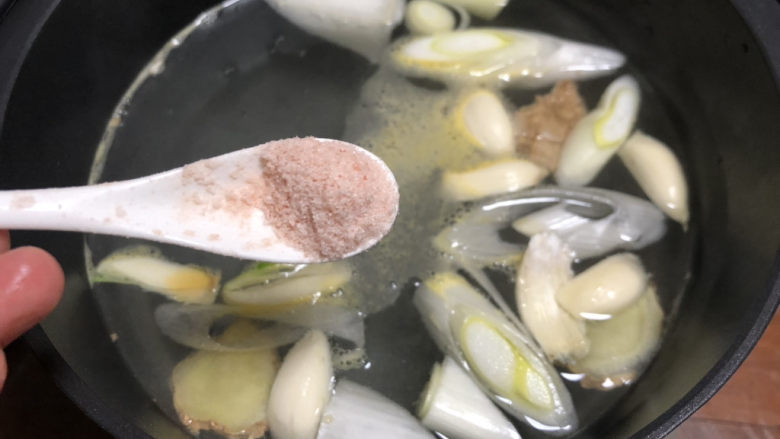 萝卜肉丸汤,加入适量盐