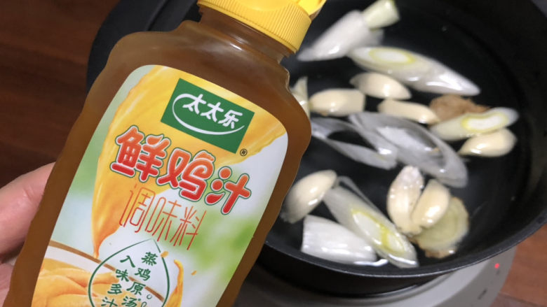 萝卜肉丸汤,锅内加入水,把葱姜蒜加入,加入适量鸡汁调味