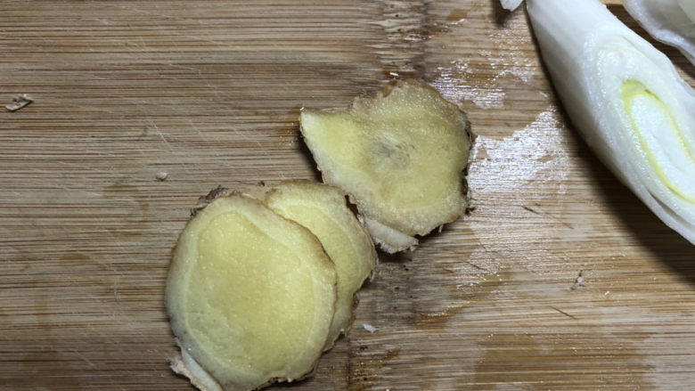 萝卜肉丸汤,生姜切三薄片