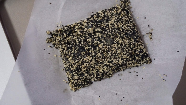 敲好吃!网红🔥黑芝麻糯米船,倒在油纸上晾凉