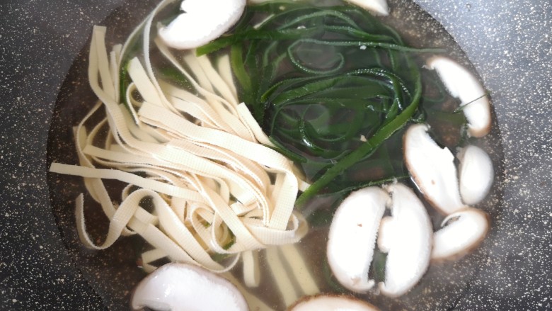 三鲜米线,下入豆腐皮、香菇和海带丝。