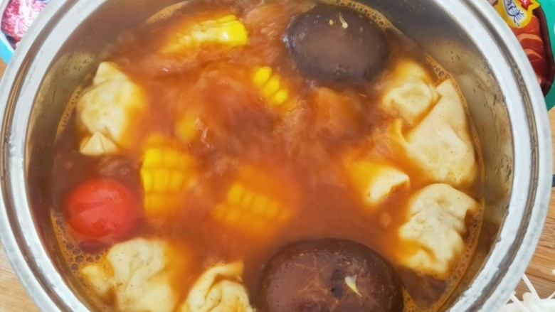 素食火锅,依次放入准备好的佐料,煮熟即可