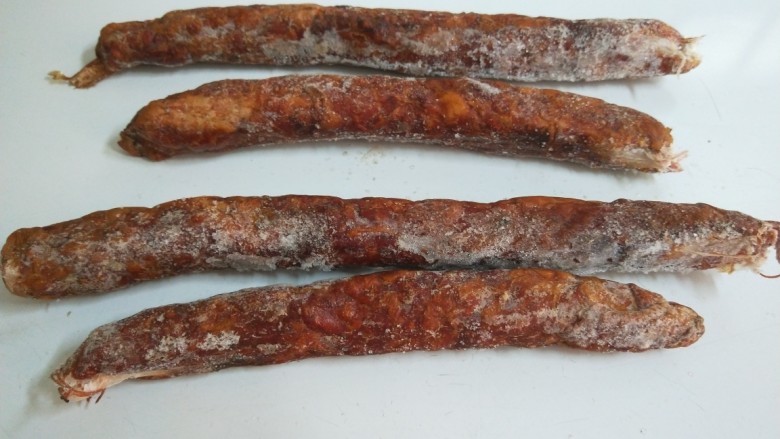 冬笋炒腊肉,<a style='color:red;display:inline-block;' href='/shicai/ 4536'>腊肠</a>拿出来煮熟,用一根即可。