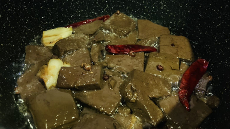 香辣鸭血,翻炒均匀所有调料,起锅