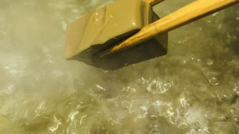 香辣鸭血,锅烧热水,加姜片,将鸭血冷水下锅,水开后焯水5分钟