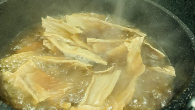 腐竹红烧肉,大火烧开,转中小火焖45分钟