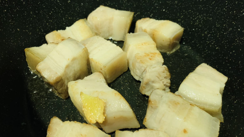 腐竹红烧肉,炒至五花肉微出油,呈微焦,起锅先呈碗里