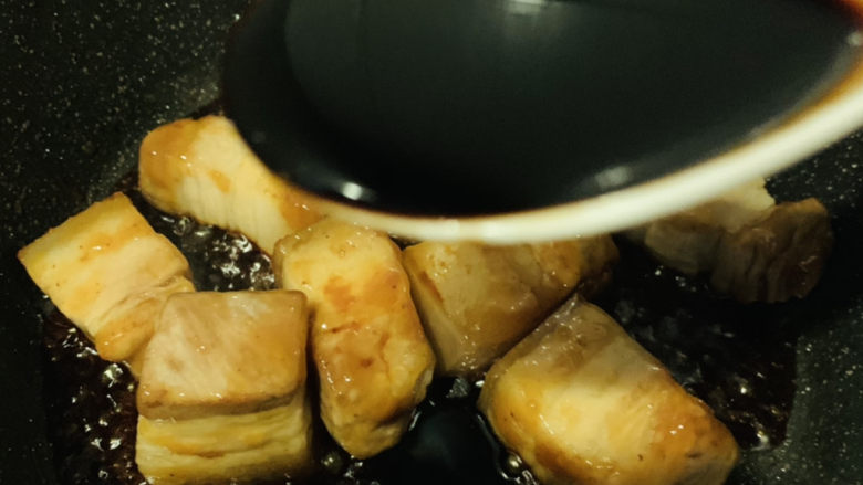 腐竹红烧肉,加一勺酱油、一勺生抽、一勺<a style='color:red;display:inline-block;' href='/shicai/ 718'>料酒</a>,继续翻炒