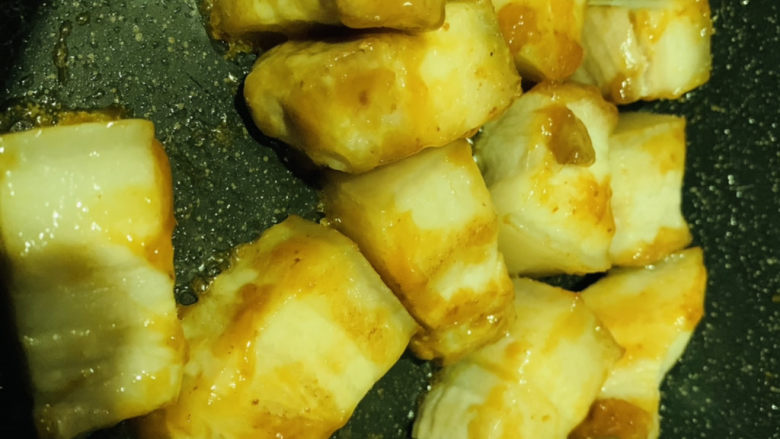 腐竹红烧肉,呈微黄色,就可以加入五花肉,翻炒上色