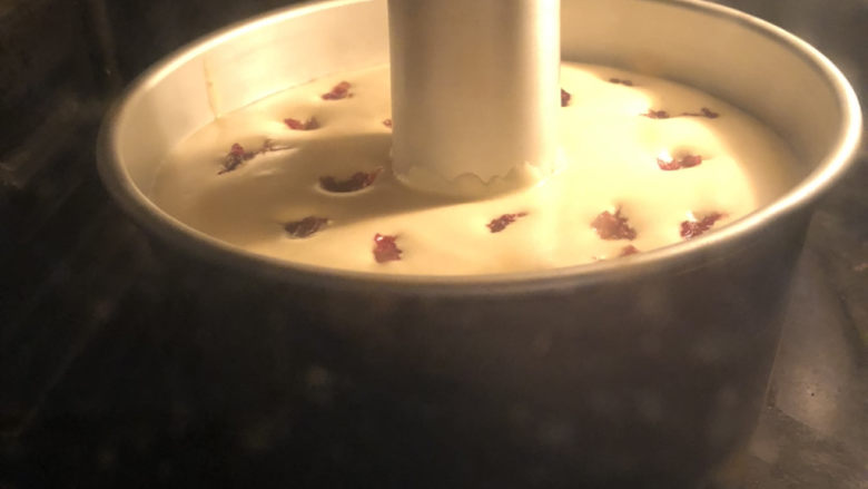 玫瑰花酱粘米粉戚风,烤箱预热170度,烤约40分钟