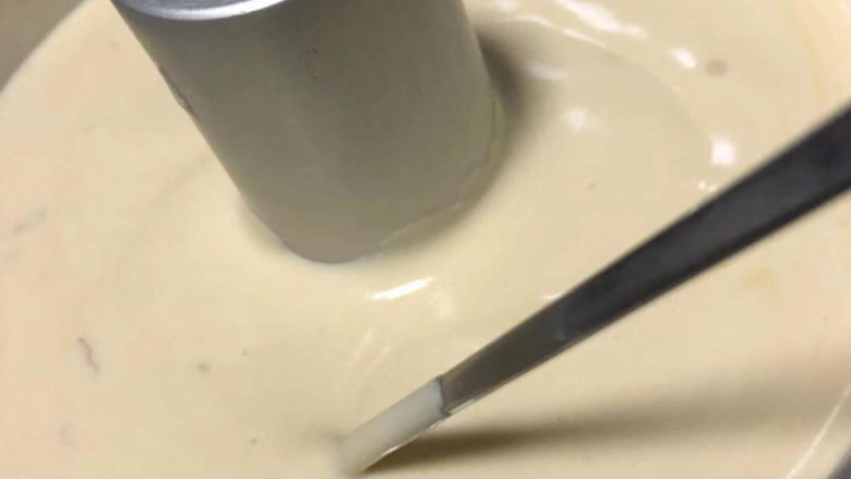 玫瑰花酱粘米粉戚风,倒入模具,用筷子划圈去除大气泡。