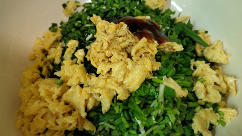 冬日暖胃的酸汤水饺,韭菜切成小段,鸡蛋炒熟剁碎,放入生抽,蚝油,香油调味,包之前再加盐,不然会出很多水