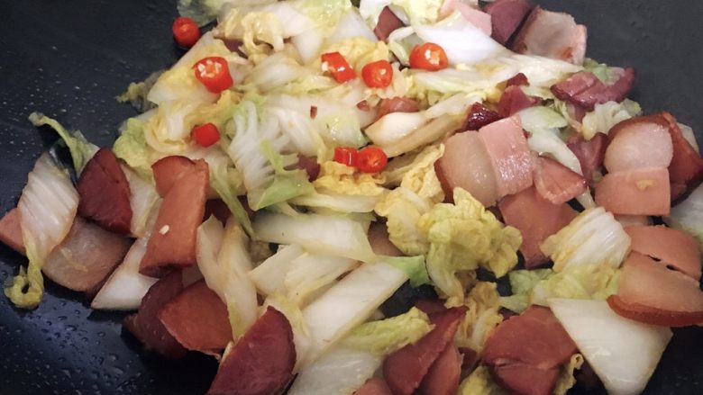 腊肉炒白菜,撒入小米椒粒,翻炒均匀即可