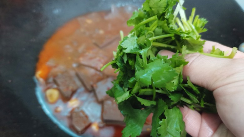 香辣鸭血,收汁差不多时,放入香菜