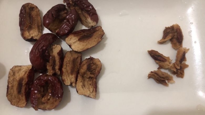 桂圆鸡蛋汤,去核(去核除了更容易出味之外,核是燥的)