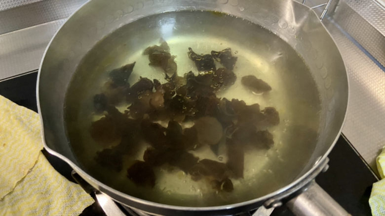 青椒炒千张➕青椒木耳炒千张,坐锅烧水,水开下木耳煮一分钟