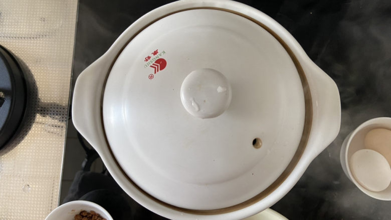 桂圆鸡蛋汤➕桂圆红枣黄芪鸡蛋汤,转小火,炖煮20分钟