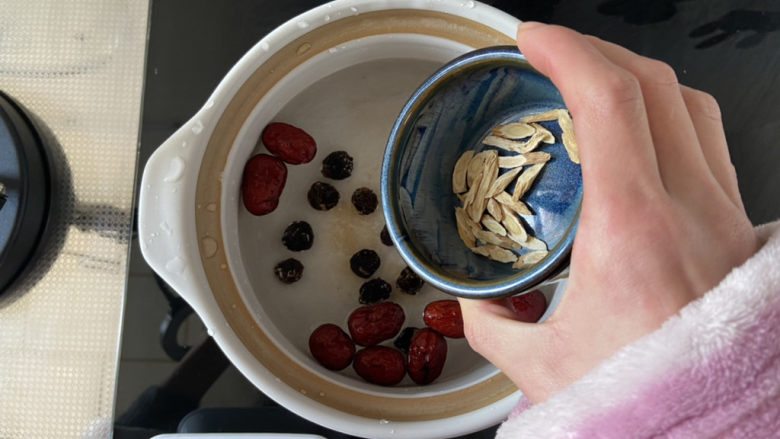 桂圆鸡蛋汤➕桂圆红枣黄芪鸡蛋汤,加入黄芪,不喜欢黄芪味道的小伙伴可以不加