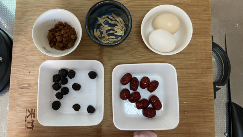 桂圆鸡蛋汤➕桂圆红枣黄芪鸡蛋汤,黄芪清洗,全部食材准备好