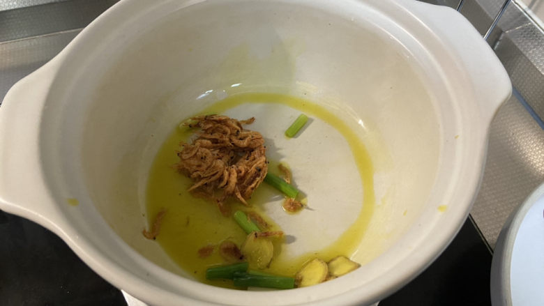 萝卜肉丸汤➕虾米白萝卜肉丸子汤,下虾米,小火煸香
