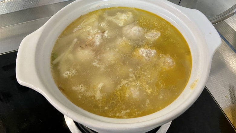 萝卜肉丸汤➕虾米白萝卜肉丸子汤,转最小火,洗干净👋,抓适量肉馅,用虎口挤出一个肉丸,用勺子刮取放入汤中,一个个肉丸挤入,不要急着推动肉丸,保持最小火,直到所有丸子浮起