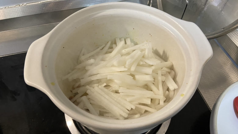 萝卜肉丸汤➕虾米白萝卜肉丸子汤,转中火,下白萝卜,煸炒半分钟
