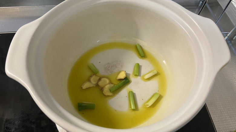 萝卜肉丸汤➕虾米白萝卜肉丸子汤,热锅冷油,下葱白姜片,小火煸香