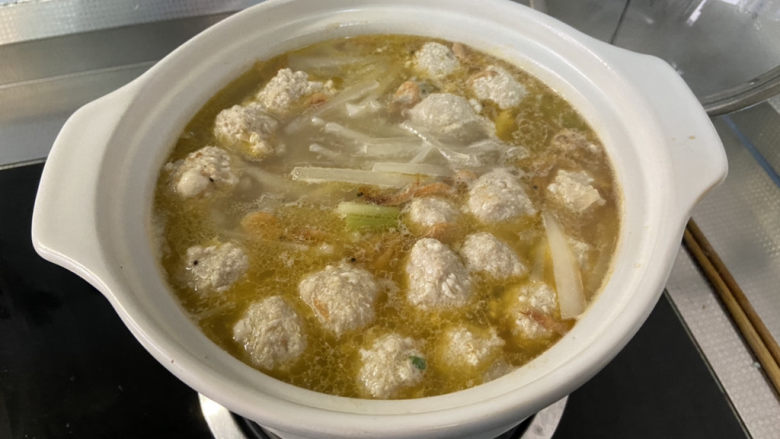 萝卜肉丸汤➕虾米白萝卜肉丸子汤,抓小火,煮两分钟