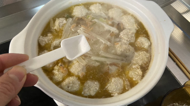 萝卜肉丸汤➕虾米白萝卜肉丸子汤,尝下咸淡,根据个人口味添加少许盐搅拌均匀