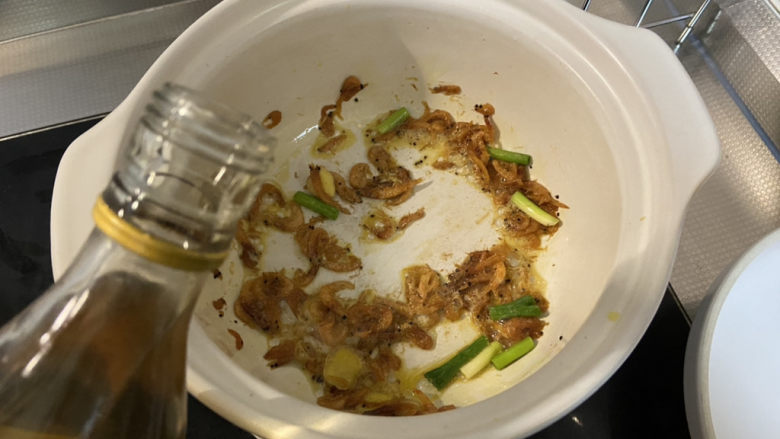 萝卜肉丸汤➕虾米白萝卜肉丸子汤,淋一茶匙料酒,煸炒去腥