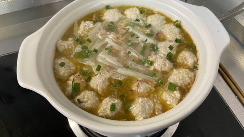 萝卜肉丸汤➕虾米白萝卜肉丸子汤,关火,撒葱末,即可上桌享用