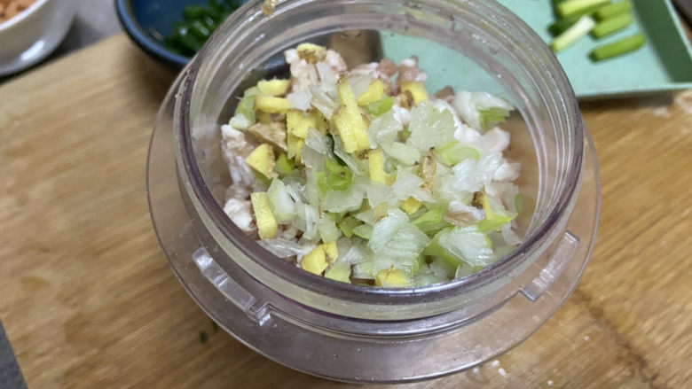 萝卜肉丸汤➕虾米白萝卜肉丸子汤,肉末有点粗,放入绞肉器,加姜末大葱葱白