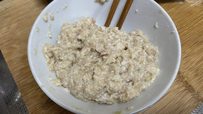 萝卜肉丸汤➕虾米白萝卜肉丸子汤,搅拌后的肉馅细腻入味,没有搅拌器就只能自己用刀剁,越细越好,