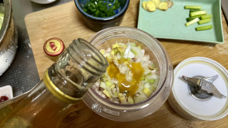 萝卜肉丸汤➕虾米白萝卜肉丸子汤,一茶匙<a style='color:red;display:inline-block;' href='/shicai/ 718'><a style='color:red;display:inline-block;' href='/shicai/ 718'>料酒</a></a>,一汤匙清水