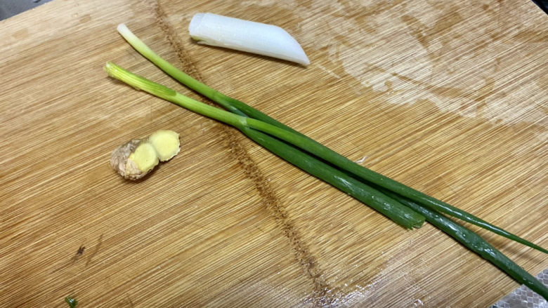萝卜肉丸汤➕虾米白萝卜肉丸子汤,葱白洗净,小葱择好洗净,姜搓洗干净