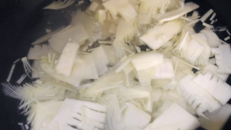 雪菜炒冬笋,煮一锅开水,把冬笋倒入