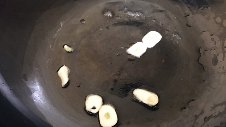 冬笋炒腊肉,起油锅,放入蒜