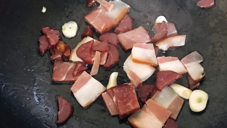 冬笋炒腊肉,倒入腊肉,翻炒一下