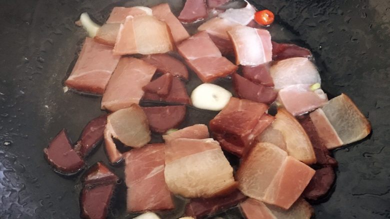 冬笋炒腊肉,加入适量的水,盖上锅盖煮约3分钟