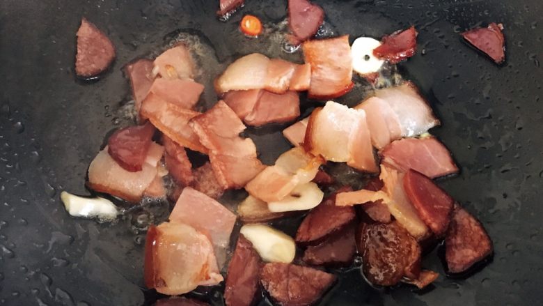 冬笋炒腊肉,水快干时,把腊肉煸炒出油