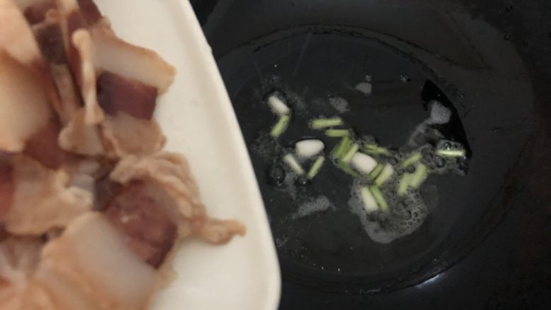 腊肉炒白菜,下腊肉翻炒一下盛出，留油