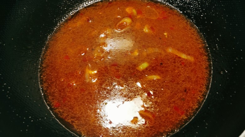 香辣鸭血,倒入适量清水和鸡汁,煮开。