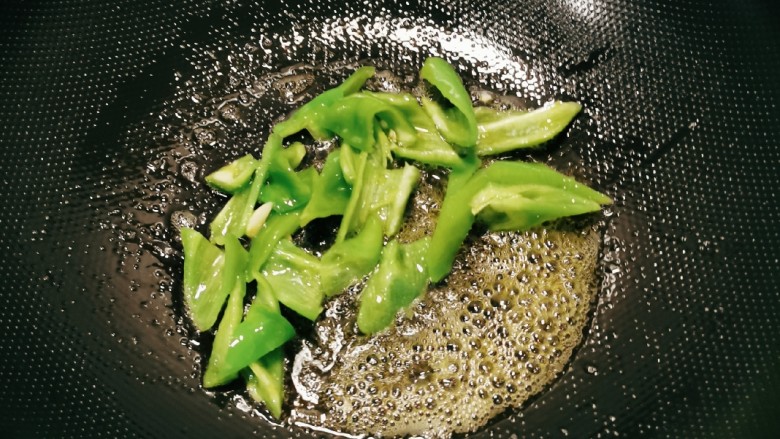 香辣鸭血,起油锅放入青椒翻炒断生,出锅备用。