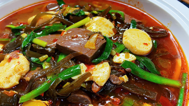 香辣鸭血,这道香辣鸭血,做法简单,鸭血豆腐嫩滑入味,香辣过瘾,搭配白米饭,简直太爽了。喜欢的小伙伴们快来试试吧😄