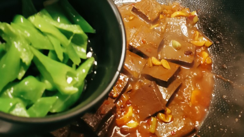 香辣鸭血,炒至汤汁变少浓稠,放入青椒块。