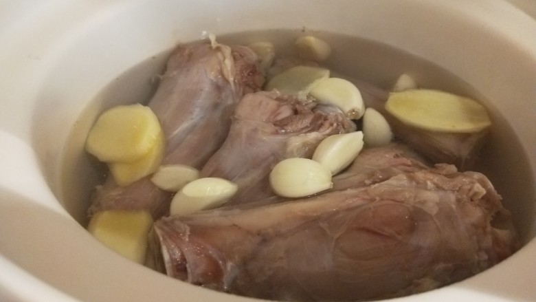 萝卜炖鸭肉,加入<a style='color:red;display:inline-block;' href='/shicai/ 37'>姜</a>蒜,水。